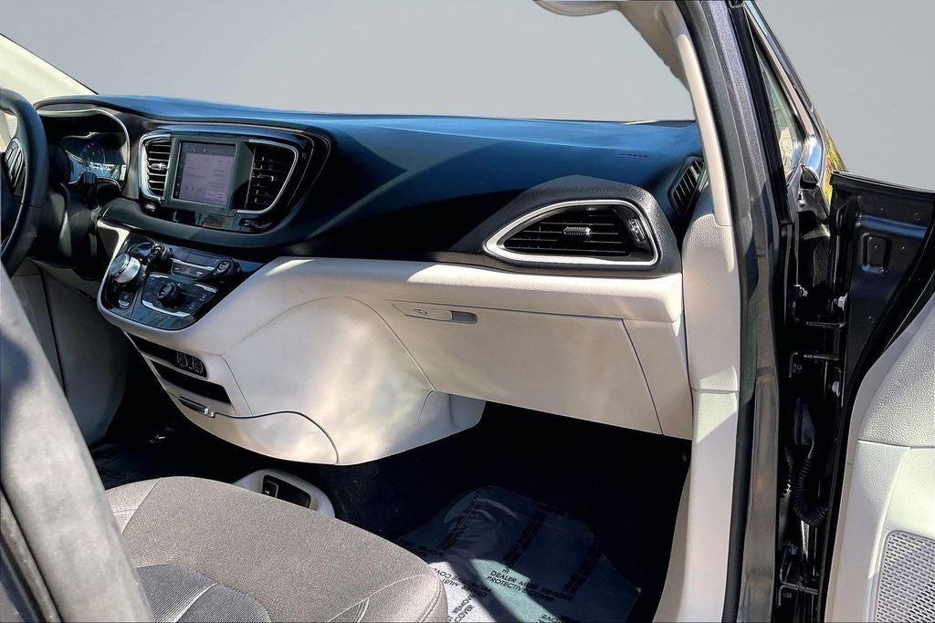 2022 Chrysler Voyager LX