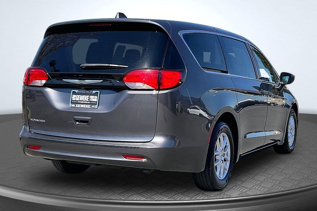 2022 Chrysler Voyager LX